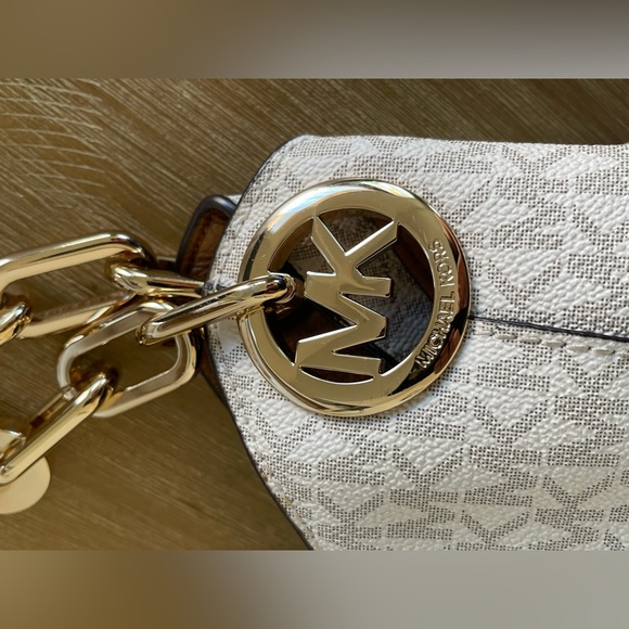 MK Purse - Picture 8 of 14